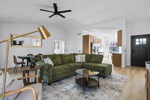 Modern Phoenix Home FREE Heated Pool in North Phoenix
