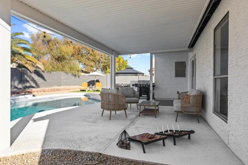 Modern Phoenix Home FREE Heated Pool in North Phoenix