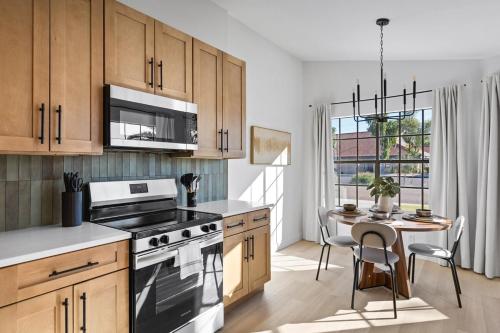 Modern Phoenix Home FREE Heated Pool in North Phoenix