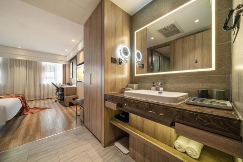 Echarm PLUS Hotel Chongqing Liziba Lianglukou Subway Station – Chungking (Chongqing), KY