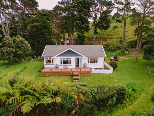 Exterior view, Arapawa Homestead in Bay of Many Coves