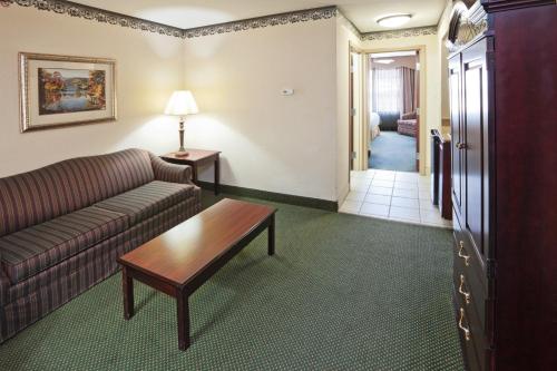 Holiday Inn Express Hotel & Suites Gainesville, an IHG Hotel