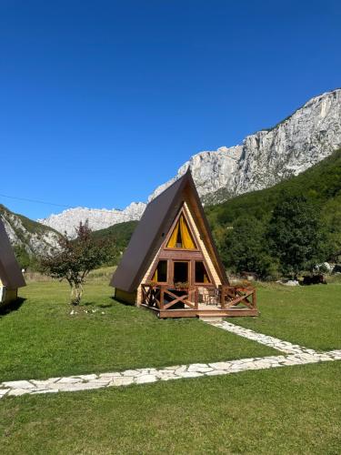 Etno Cottages Komarnica Authentic Peaceful Mountain Getaway in Pošćenski Kraj