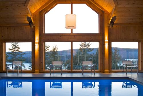 สระว่ายน้ำ, ซาคาโคมี โฮเต็ล เอ สปา (Sacacomie Hotel et Spa) in แซ็ง อเลซี เด มงต์ (ควิเบ)