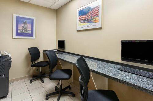 Ramada Plaza by Wyndham Virginia Beach Oceanfront - image 3
