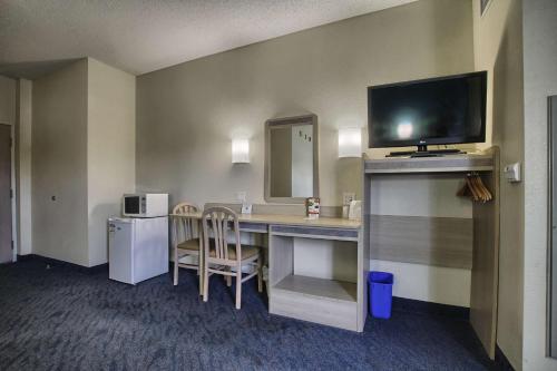 Motel 6-London, ON - Ontario Motel 6 London is conveniently located in the popular London area. The property features a wide range of facilities to make your stay a pleasant experience. To be found at the hotel are free Wi-Fi in 