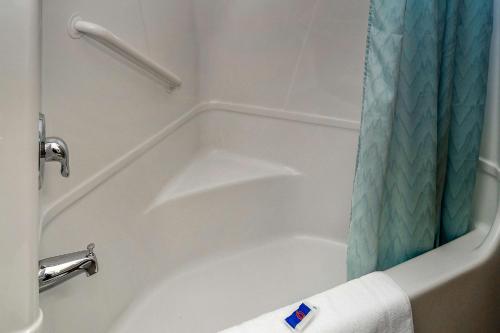 Motel 6-Peterborough, ON Located in Peterborough, Motel 6 Peterborough is a perfect starting point from which to explore Peterborough (ON). The hotel offers a wide range of amenities and perks to ensure you have a great time.