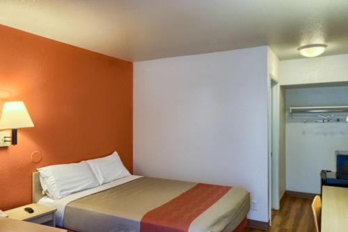 Slide image 1 for Motel 6-Everett, WA - North