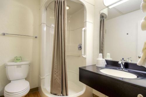 Motel 6 San Ysidro, CA - San Diego - Border Room Type - Queen Room