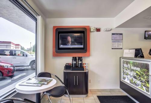 Motel 6-Medford OR - image 5