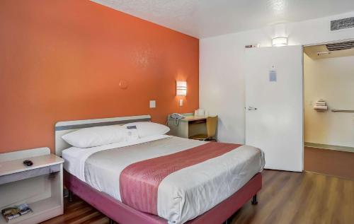 Motel 6-Medford, OR Motel 6 Medford South is conveniently located in the popular Medford area. The hotel offers a high standard of service and amenities to suit the individual needs of all travelers. All the necessary fa