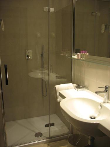 Double or Twin Room image 8