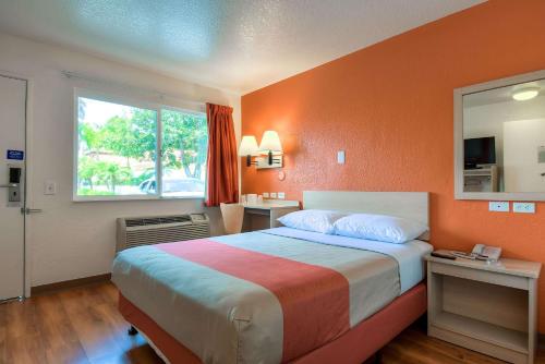 Motel 6-Westminster, CA - South - Long Beach Area