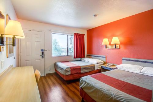 Motel 6-Tracy, CA Set in a prime location of Tracy (CA), Motel 6 Tracy puts everything the city has to offer just outside your doorstep. The hotel offers a high standard of service and amenities to suit the individual 