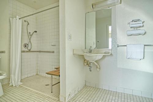 Fürdőszoba, Skyline Inn in Conway