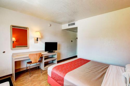 Motel 6-Denver, CO - Airport Stop at Motel 6 Denver Airport to discover the wonders of Aurora (CO). The property features a wide range of facilities to make your stay a pleasant experience. 24-hour front desk, facilities for disa