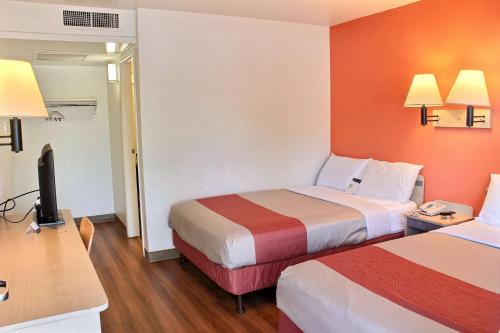 Motel 6-Atascadero, CA Motel 6 Atascadero is perfectly located for both business and leisure guests in Atascadero (CA). The hotel has everything you need for a comfortable stay. Facilities like 24-hour front desk, facilitie