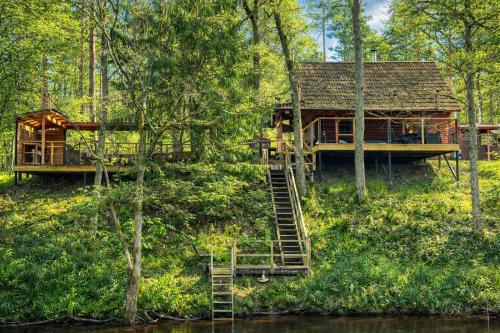 Skats, Guest House Jugland with Private Sauna Hot Tub and River Access Near Riga in Tīnūži