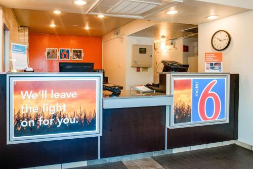 Lobby, Motel 6 Lenexa, KS - Kansas City Southwest in Lenexa