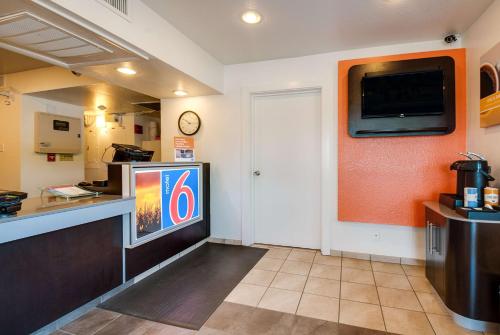 Lobby, Motel 6 Lenexa, KS - Kansas City Southwest in Lenexa