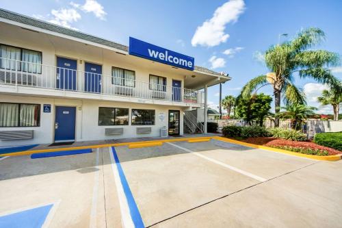 Entrance, Motel 6-Lakeland, FL near Mojo's