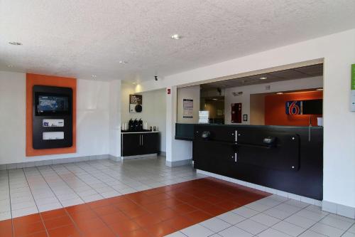 Motel 6-Albuquerque NM - Coors Road - image 3