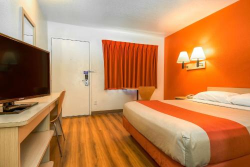 Motel 6-Corona, CA Located in Corona, Motel 6 Corona is a perfect starting point from which to explore Corona (CA). The hotel offers a wide range of amenities and perks to ensure you have a great time. To be found at th