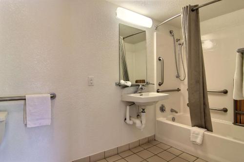Motel 6-Albuquerque, NM - Coors Road Motel 6 Albuquerque - Coors Road is a popular choice amongst travelers in Albuquerque (NM), whether exploring or just passing through. Offering a variety of facilities and services, the hotel provides