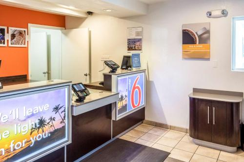 Motel 6-Bakersfield, CA - East