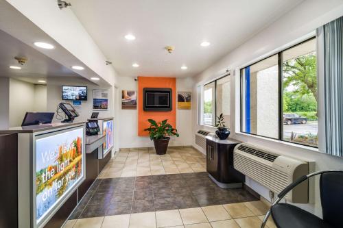 Lobby, Motel 6-Rolling Meadows, IL - Chicago Northwest in Rolling Meadows