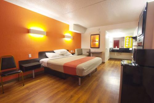 Motel 6-Piscataway, NJ The 2-star Motel 6 Piscataway offers comfort and convenience whether youre on business or holiday in Piscataway (NJ). The hotel offers a high standard of service and amenities to suit the individual 