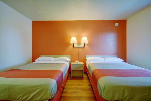 Motel 6-Chicopee, MA - Springfield The 2-star Motel 6 Springfield - Chicopee offers comfort and convenience whether youre on business or holiday in Chicopee (MA). The hotel offers guests a range of services and amenities designed to p