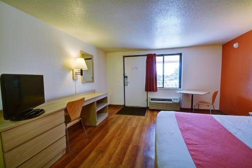 Motel 6-Chicopee, MA - Springfield