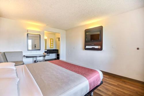 Motel 6-Oakland, CA - Embarcadero Motel 6 Oakland - Embarcadero is perfectly located for both business and leisure guests in Oakland (CA). Featuring a complete list of amenities, guests will find their stay at the property a comfortab