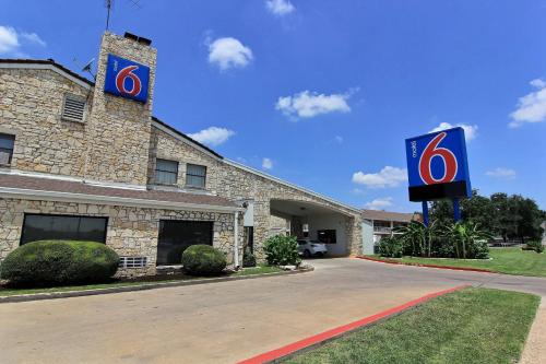 Motel 6 Austin, TX - Central Downtown UT