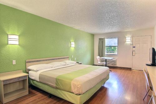 Motel6 Austin TX - Central Downtown UT - image 5