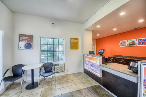Motel 6 San Antonio, TX - Northwest Medical Center - 로비