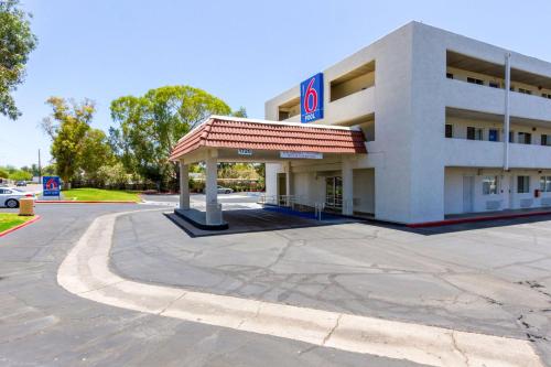 Exterior view, Motel 6 Tempe, AZ – Phoenix Airport – Priest Dr in Phoenix (AZ)