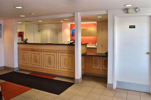 Motel 6 Billings, MT - North - 로비