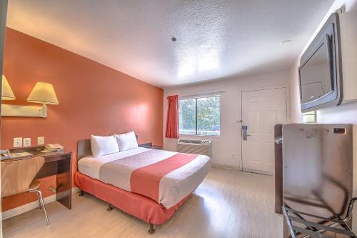 Motel 6-San Antonio, TX - Fiesta The 2-star Motel 6 San Antonio - Fiesta offers comfort and convenience whether youre on business or holiday in Hollywood Park (TX). Both business travelers and tourists can enjoy the hotels faciliti