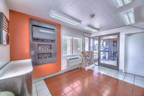 Motel 6 San Antonio, TX - Six Flags Fiesta TX/La Cantera Area - 로비