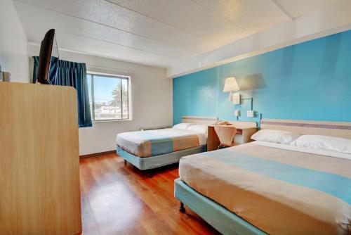 Motel 6-Newport, RI Stop at Motel 6 Newport Rhode Island to discover the wonders of Newport (RI). Featuring a complete list of amenities, guests will find their stay at the property a comfortable one. All the necessary f