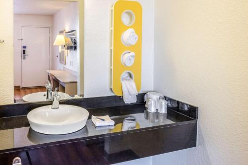 Motel 6-Bakersfield, CA - Convention Center Set in a prime location of Bakersfield (CA), Motel 6 Bakersfield Convention Center puts everything the city has to offer just outside your doorstep. The hotel offers a high standard of service and ame