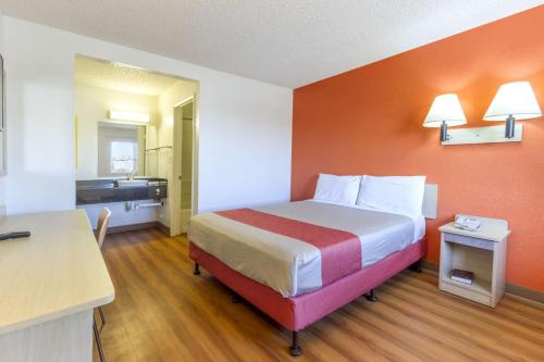 Motel 6-Phoenix, AZ - Airport - 24th Street Set in a prime location of Phoenix (AZ), Motel 6 Phoenix Airport - 24th Street puts everything the city has to offer just outside your doorstep. Offering a variety of facilities and services, the hote