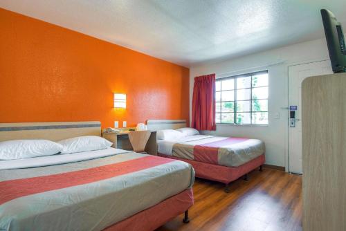 Motel 6-Pomona, CA - Los Angeles Motel 6 Los Angeles - Pomona is a popular choice amongst travelers in Pomona (CA), whether exploring or just passing through. Both business travelers and tourists can enjoy the hotels facilities and 