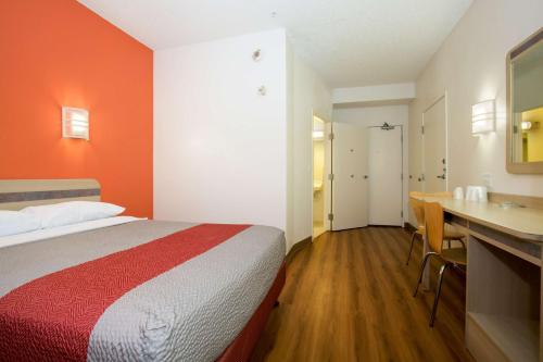 Motel 6-Brooklyn Center, MN - Minneapolis The 2-star Motel 6 Minneapolis - Brooklyn Center offers comfort and convenience whether youre on business or holiday in Brooklyn Center (MN). Both business travelers and tourists can enjoy the hotel