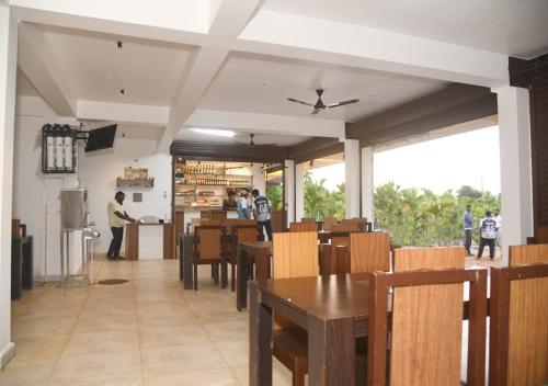 Restaurace, Sai Shakthi Comforts Lodge in Shimoga