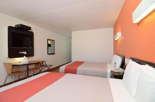 Motel 6-South Haven, KS Motel 6 South Haven is conveniently located in the popular South Haven area. The hotel offers a high standard of service and amenities to suit the individual needs of all travelers. Service-minded sta