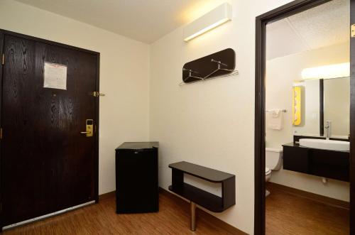 Deluxe King Room - Non-Smoking