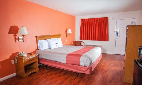 Motel 6-Santa Nella, CA - Los Banos The 2-star Motel 6 Santa Nella - Los Banos offers comfort and convenience whether youre on business or holiday in Santa Nella Village (CA). Featuring a complete list of amenities, guests will find th